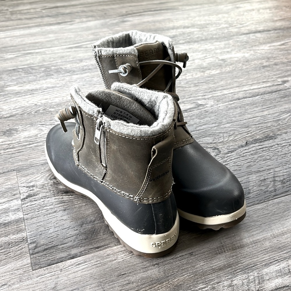 Sperry women's Maritime Repel snow boot size 7.5 absolutely nothing wrong